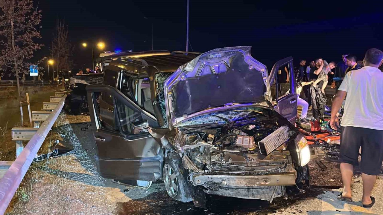 Düzce’de iki araç kafa kafaya çarpıştı: 2 ölü, 11 yaralı