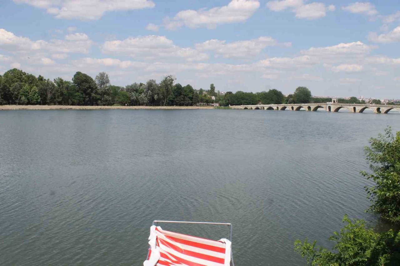 Edirne’de bir vatandaş Meriç Nehrini yüzerek geçti
