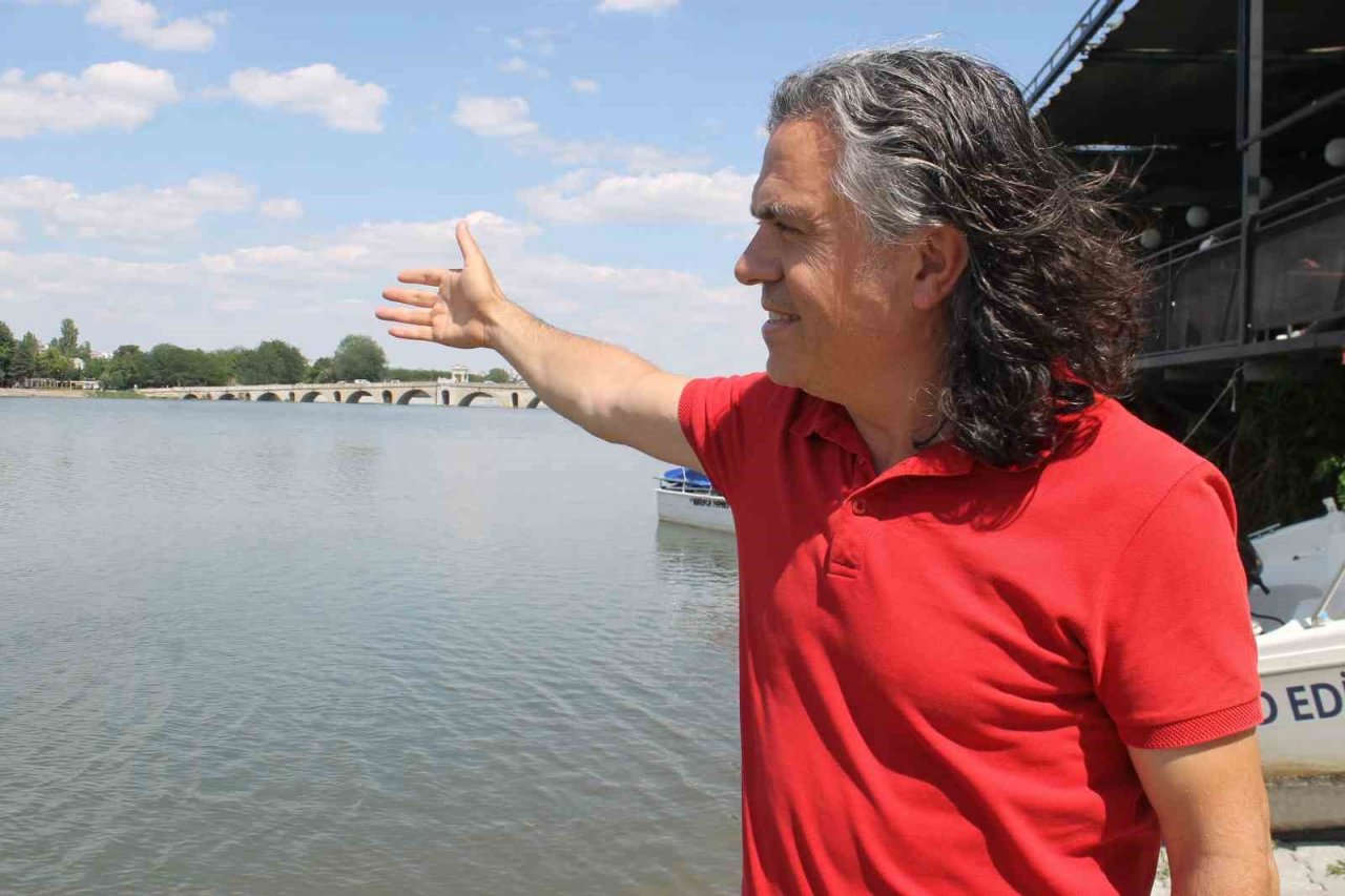 Edirne’de bir vatandaş Meriç Nehrini yüzerek geçti