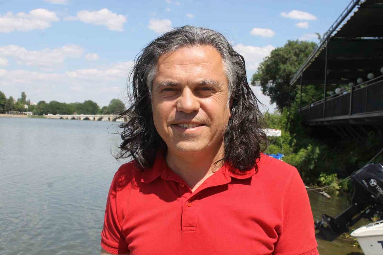 Edirne’de bir vatandaş Meriç Nehrini yüzerek geçti