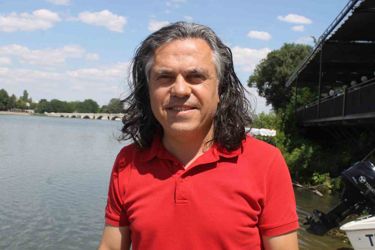 Edirne’de bir vatandaş Meriç Nehrini yüzerek geçti