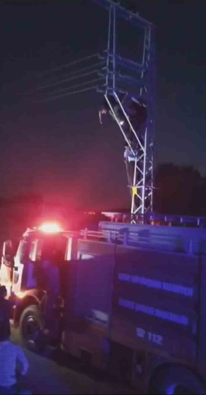 Sokak düğünü için yüksek gerilim hattında elektrik çekerken akıma kapıldı