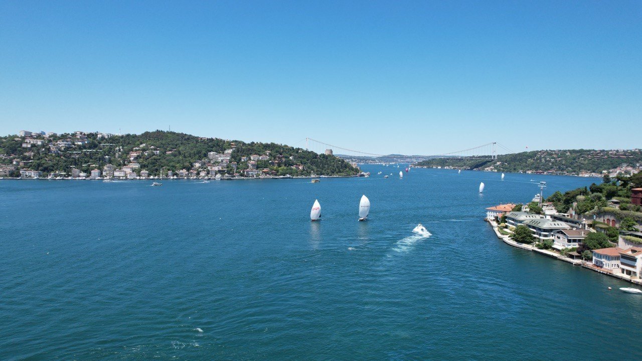 İstanbul Boğazında yelkenli şöleni