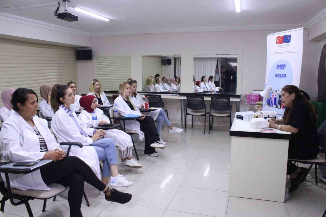 Nail art ve protez tırnak, kadınların gelir kapısı oldu