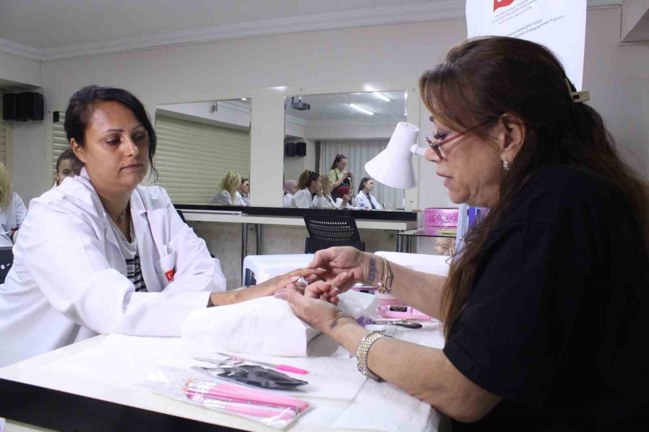 Nail art ve protez tırnak, kadınların gelir kapısı oldu