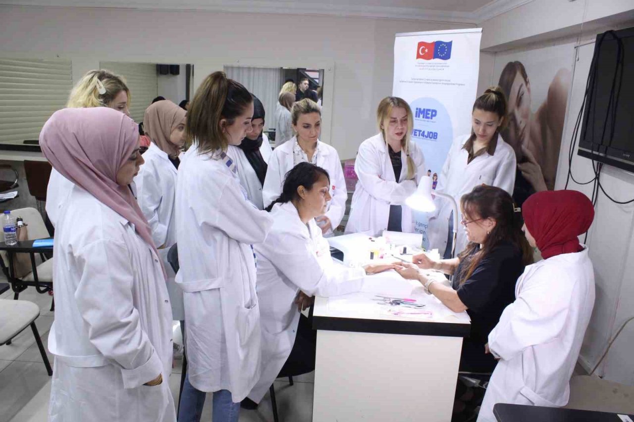 Nail art ve protez tırnak, kadınların gelir kapısı oldu