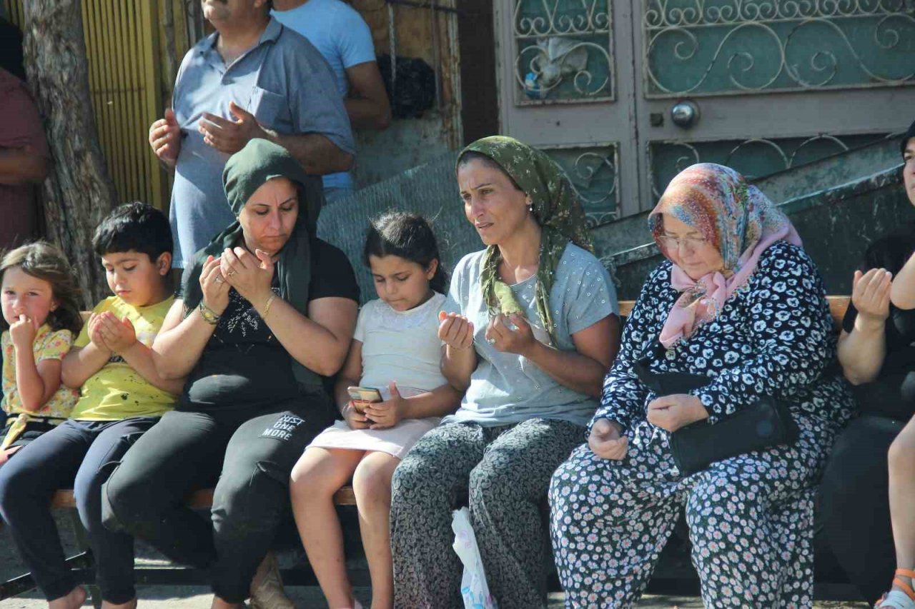 İzmir’deki feci kazada hayatını kaybedenler toprağa verildi