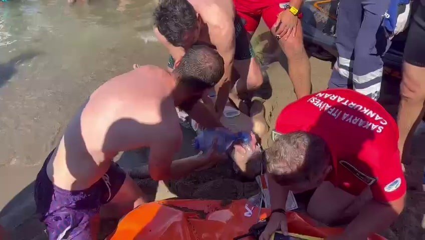 Alkol ve uyuşturucu kullandığı öne sürülen genç, denizde boğulma tehlikesi geçirdi