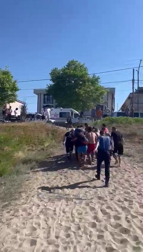 Alkol ve uyuşturucu kullandığı öne sürülen genç, denizde boğulma tehlikesi geçirdi