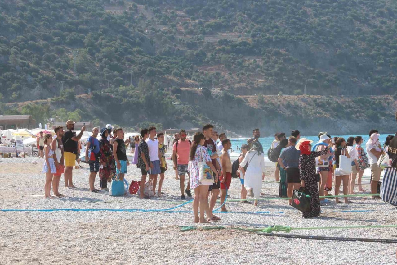 Ölüdeniz’de tekneciler çifte bayram kutladı