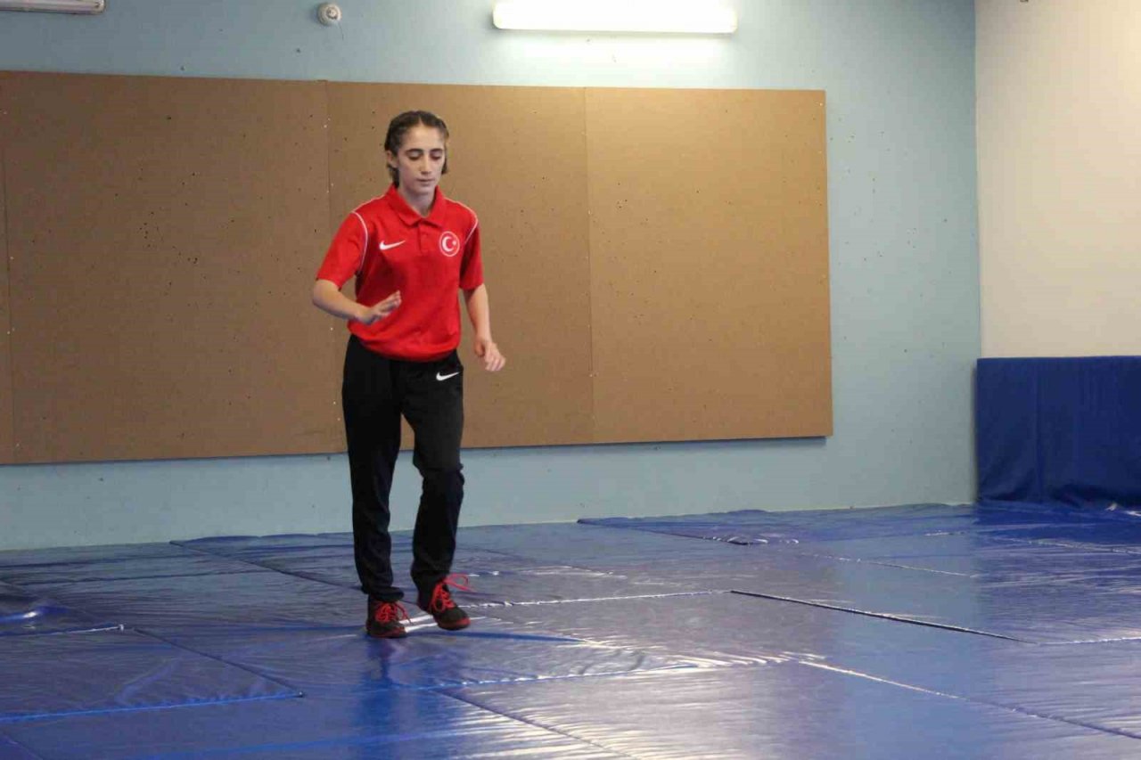 Güreşte Türkiye ikincisi ve üçüncüsü olan sporcular, müsabakalara canla başla hazırlanıyor