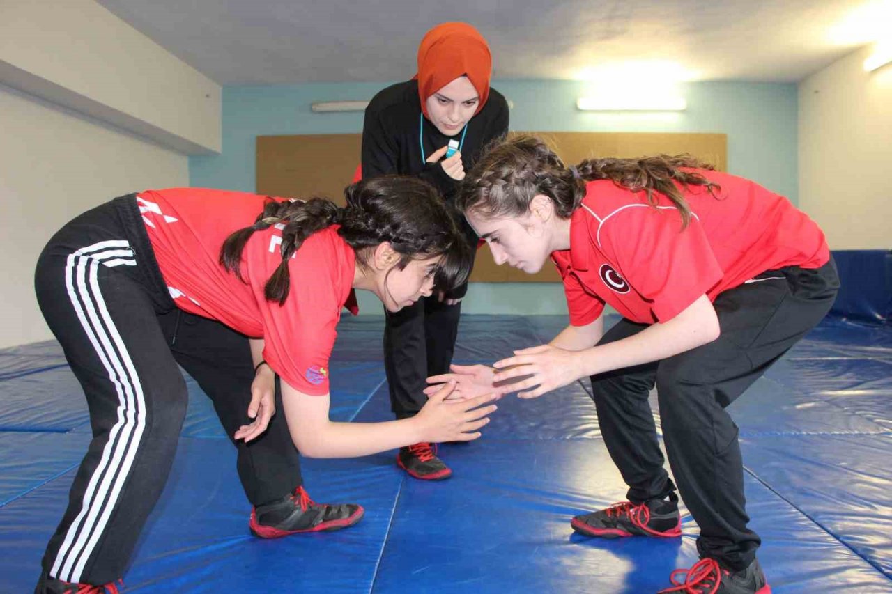 Güreşte Türkiye ikincisi ve üçüncüsü olan sporcular, müsabakalara canla başla hazırlanıyor
