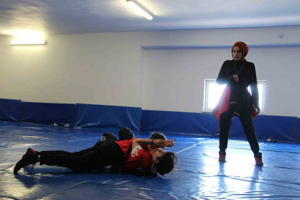 Güreşte Türkiye ikincisi ve üçüncüsü olan sporcular, müsabakalara canla başla hazırlanıyor