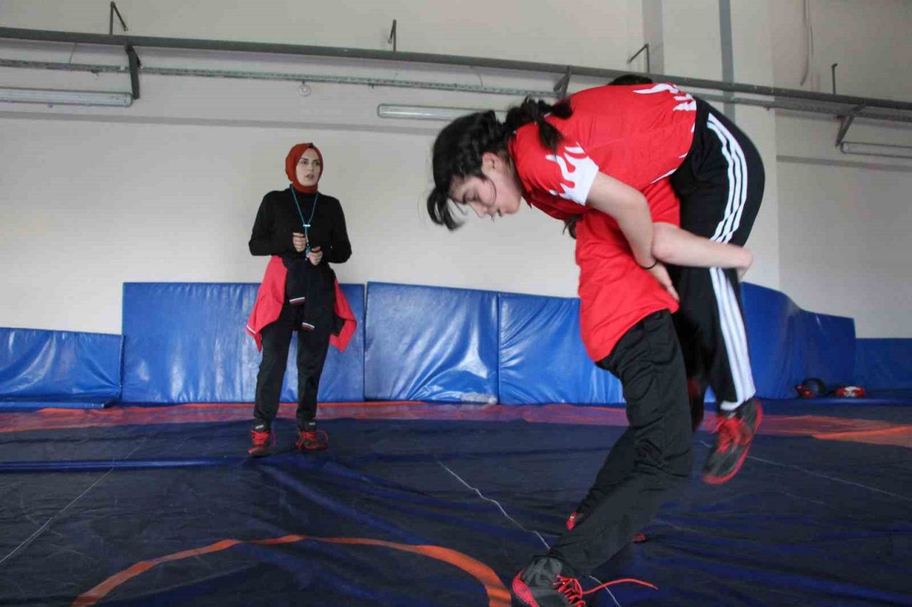 Güreşte Türkiye ikincisi ve üçüncüsü olan sporcular, müsabakalara canla başla hazırlanıyor