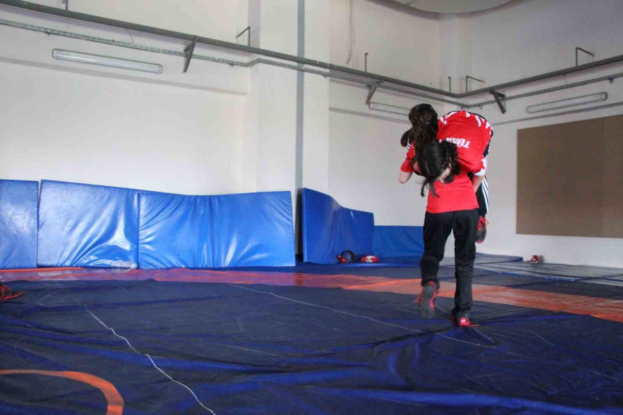 Güreşte Türkiye ikincisi ve üçüncüsü olan sporcular, müsabakalara canla başla hazırlanıyor