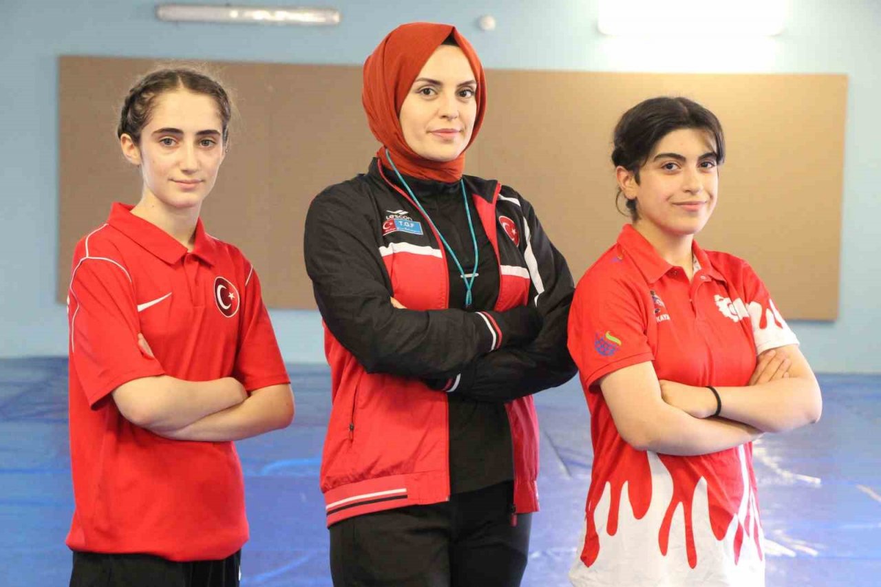 Güreşte Türkiye ikincisi ve üçüncüsü olan sporcular, müsabakalara canla başla hazırlanıyor
