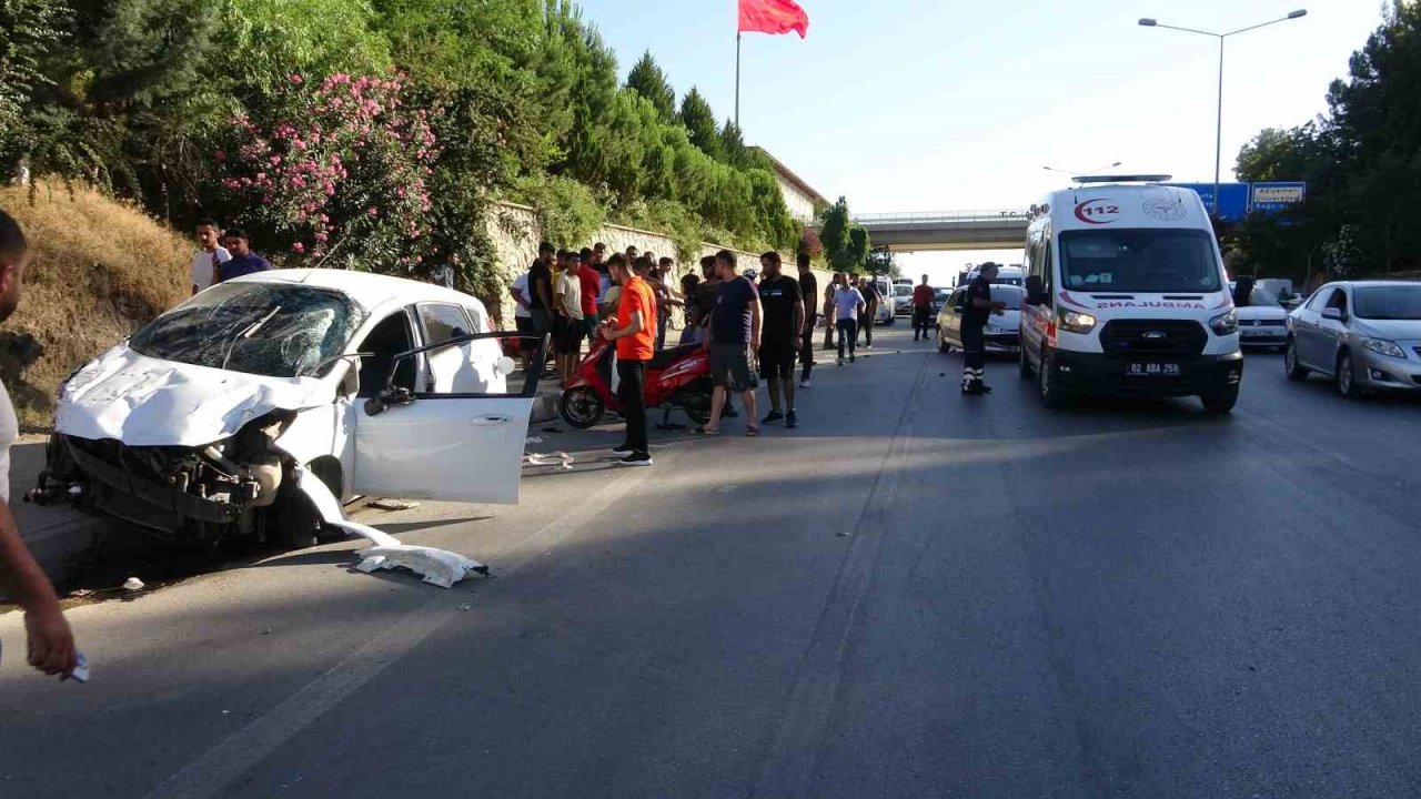 Otomobil motosiklete çarptı: 1 ölü, 2 yaralı