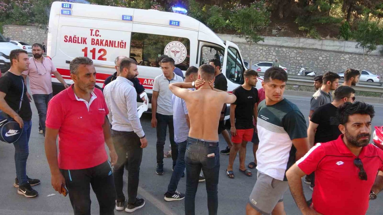 Otomobil motosiklete çarptı: 1 ölü, 2 yaralı