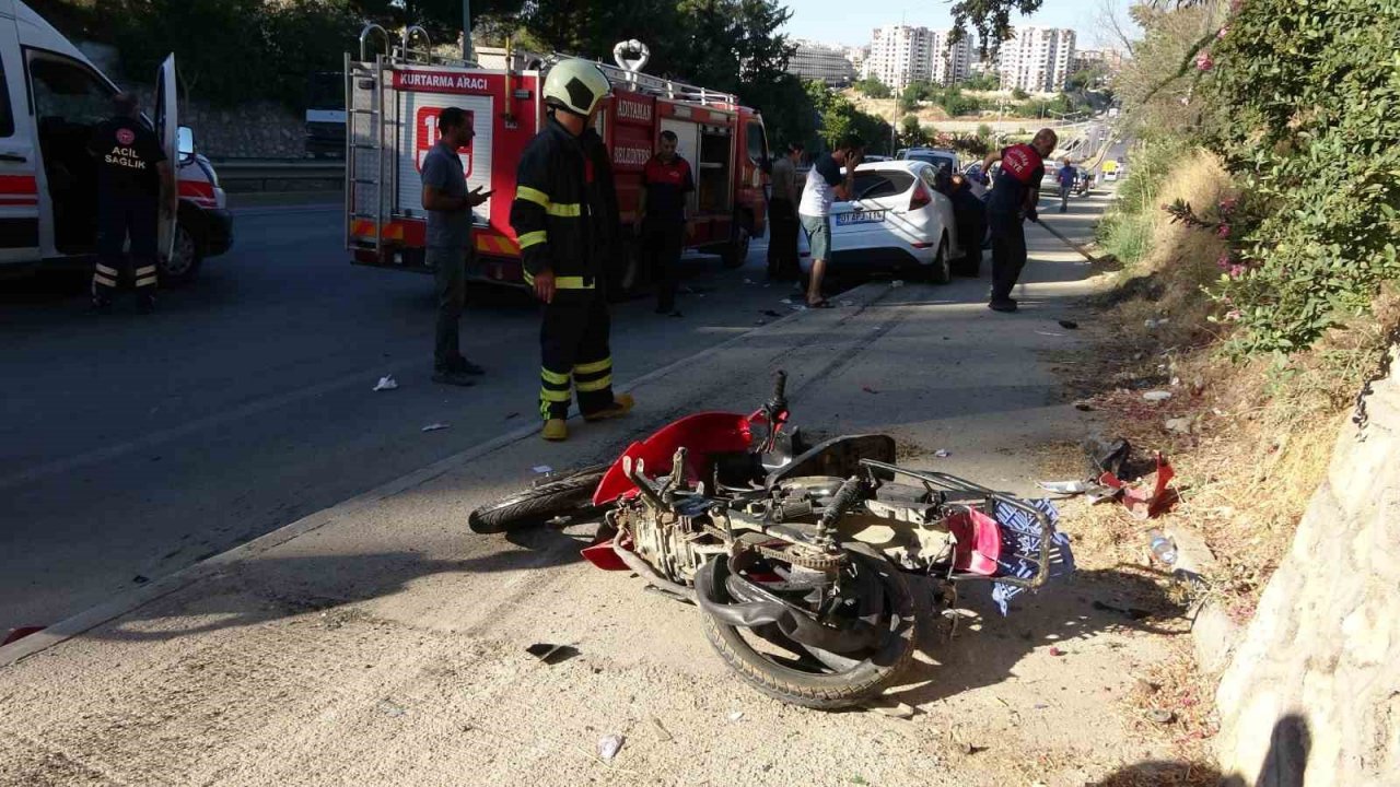 Otomobil motosiklete çarptı: 1 ölü, 2 yaralı