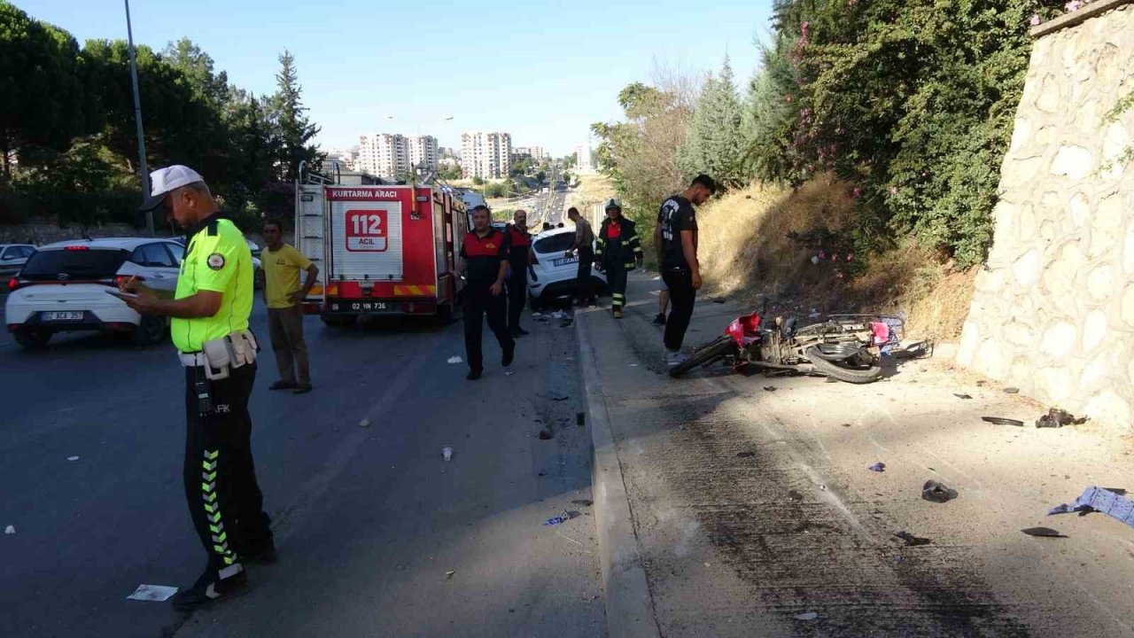 Otomobil motosiklete çarptı: 1 ölü, 2 yaralı