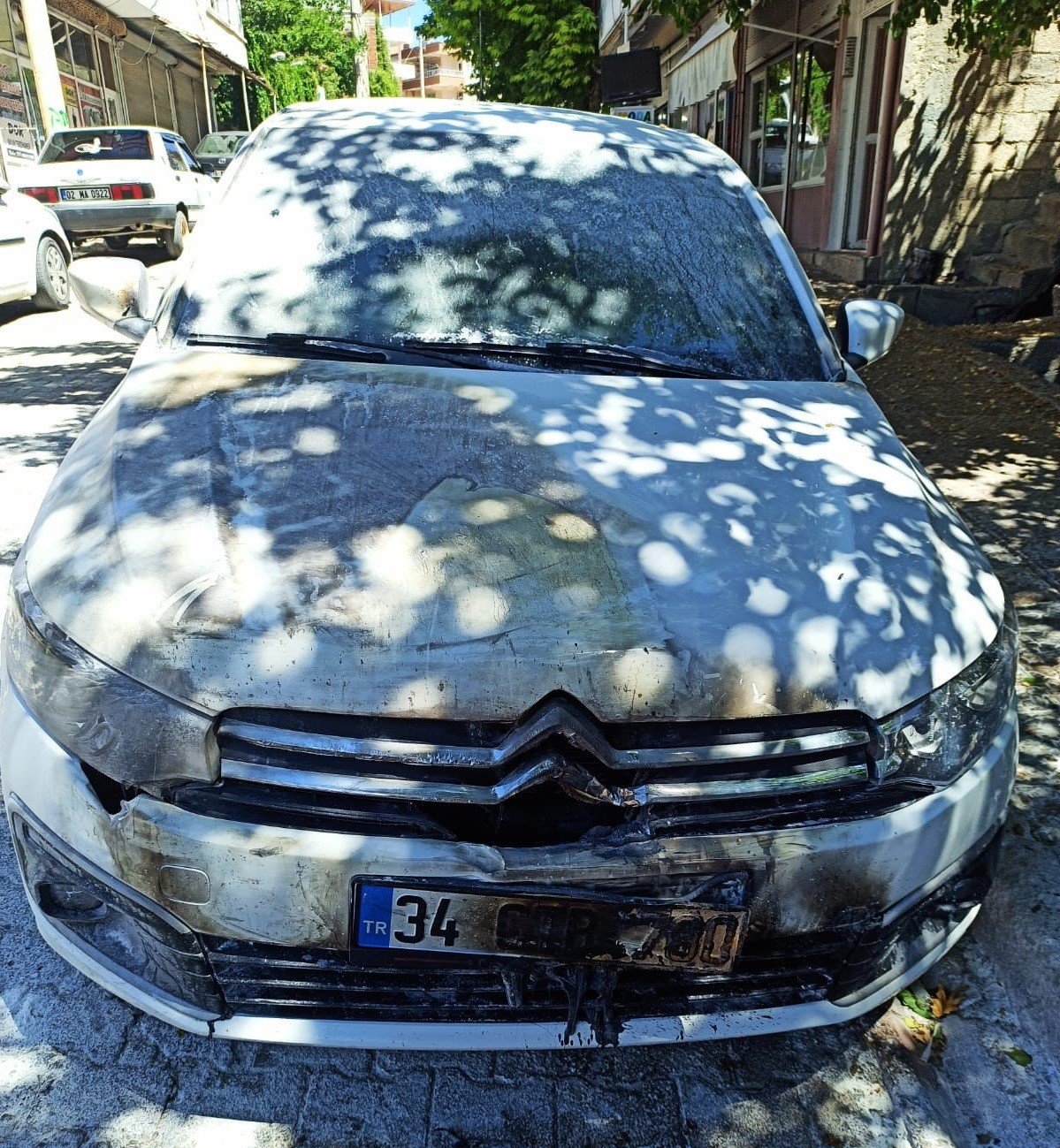 Babasının kiraladığı arabayı kundakladı