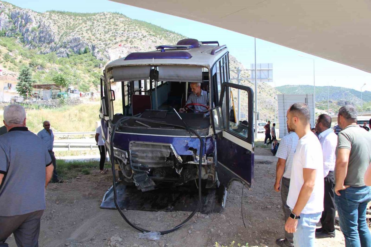 Amasya’da otomobille çarpışan minibüs köprü ayağına daldı: 8 yaralı