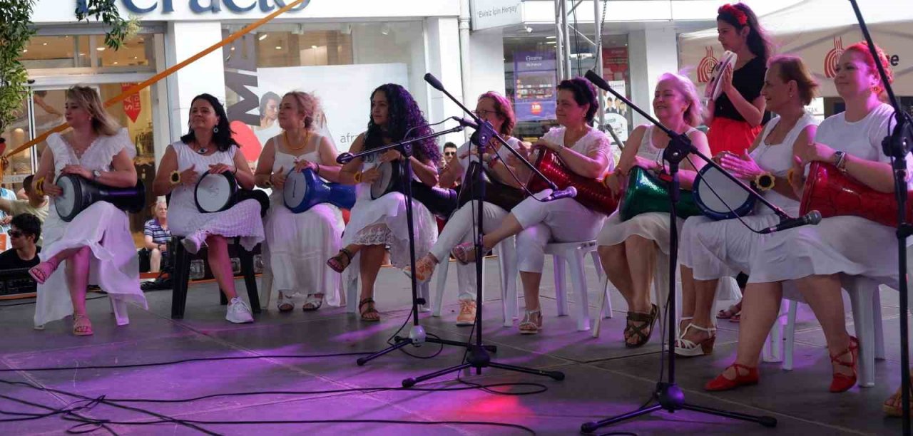 Balkan Folklor Festivali renkli görüntülere sahne oldu