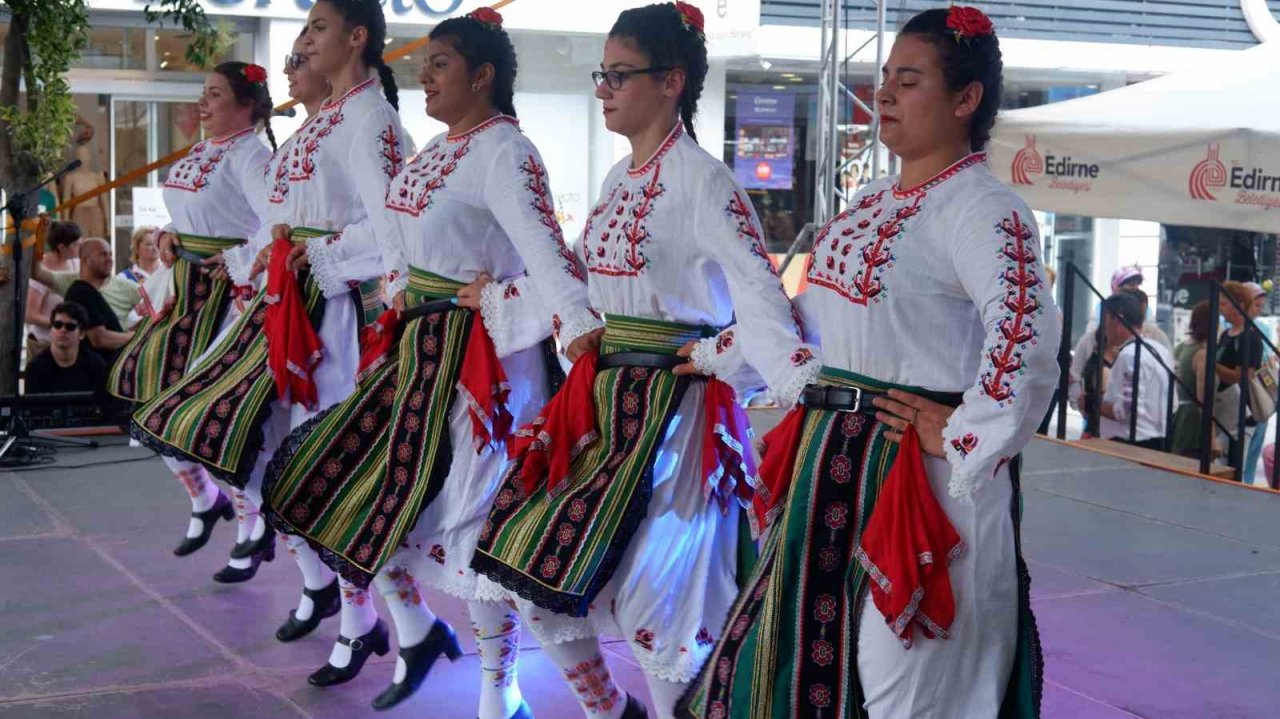 Balkan Folklor Festivali renkli görüntülere sahne oldu
