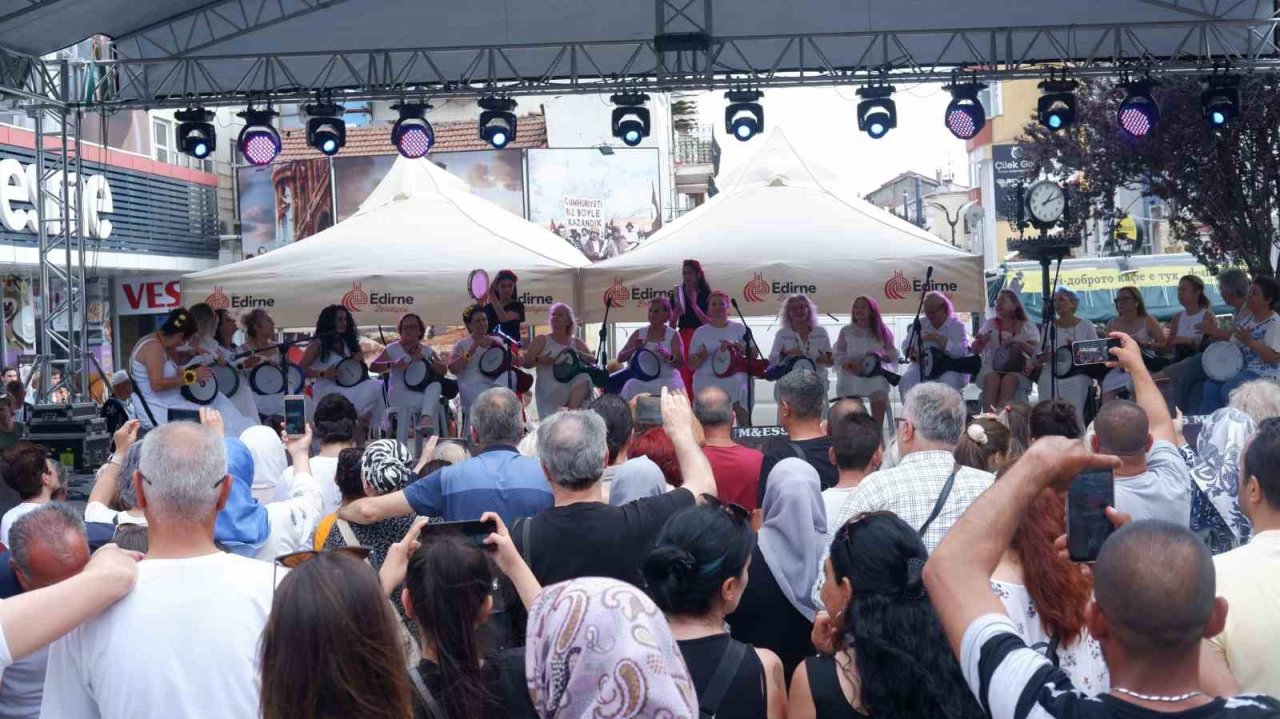 Balkan Folklor Festivali renkli görüntülere sahne oldu