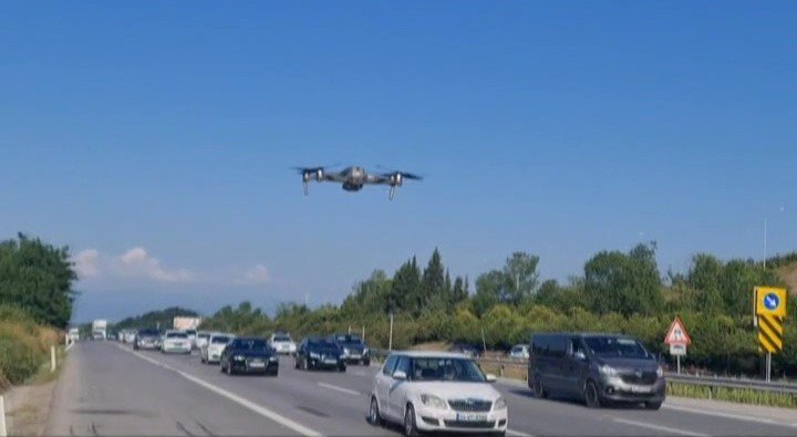Yoğunluktan kaçtılar ama polis dronuna takıldılar