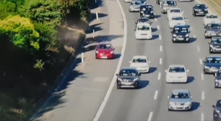 Yoğunluktan kaçtılar ama polis dronuna takıldılar