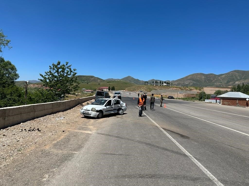 Karlıova’da otomobil ile hafif ticari araç çarpıştı: 6 yaralı