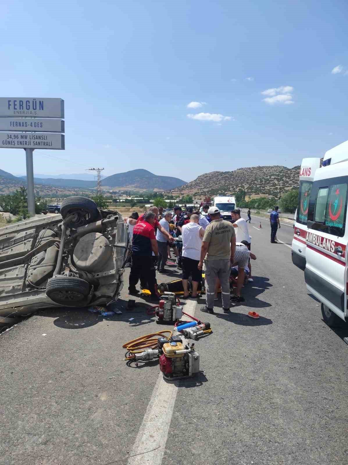 Burdur’da otomobil şarampole devrildi: 5 yaralı