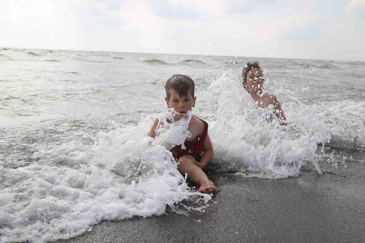 Enkaz kent Hatay’ın 14 kilometrelik plajı bu bayram boş kaldı