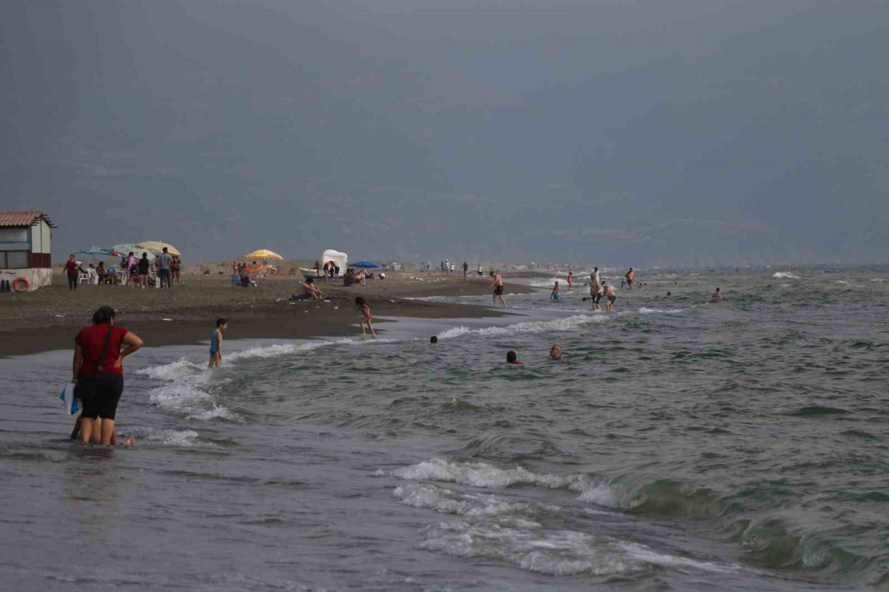 Enkaz kent Hatay’ın 14 kilometrelik plajı bu bayram boş kaldı