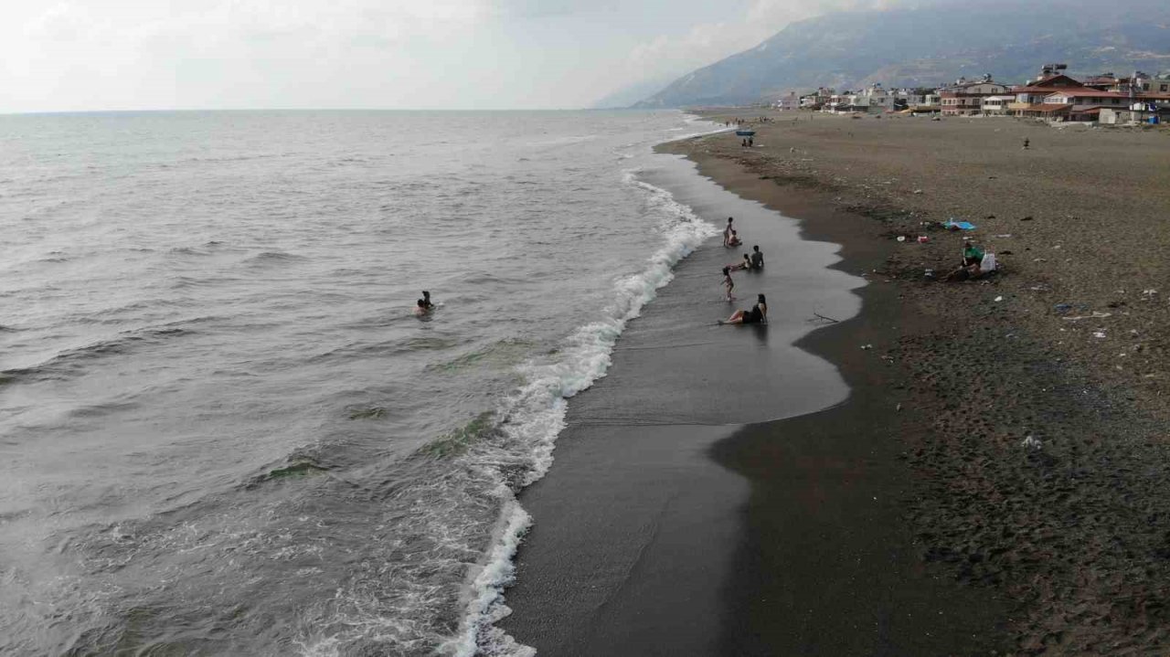 Enkaz kent Hatay’ın 14 kilometrelik plajı bu bayram boş kaldı