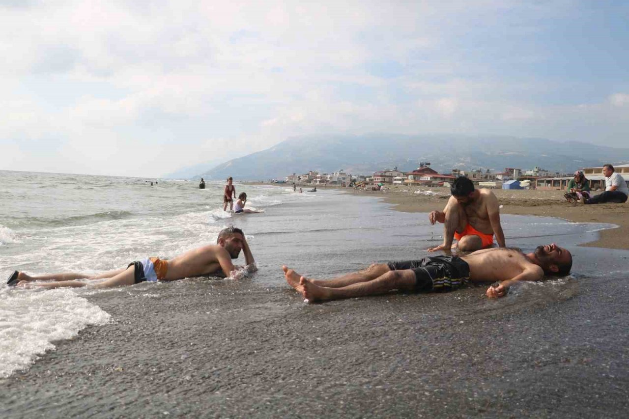 Enkaz kent Hatay’ın 14 kilometrelik plajı bu bayram boş kaldı