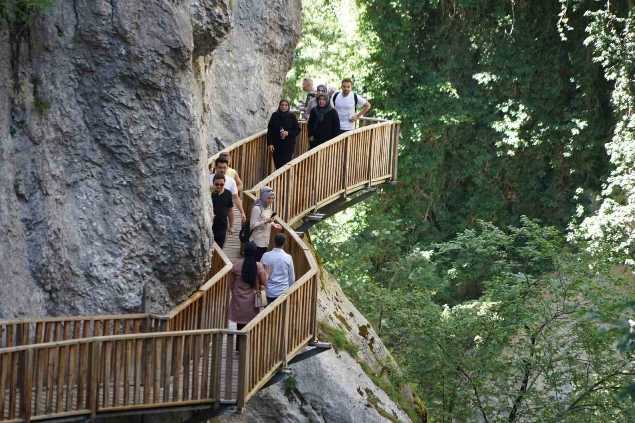 5 bin nüfuslu ilçe bayram tatilinde günlük 10 binden fazla ziyaretçiyi ağırladı