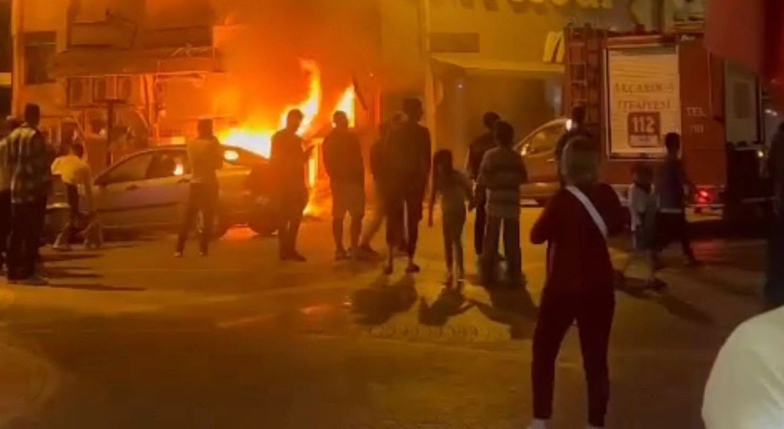 Alevler markete sıçramadan söndürüldü