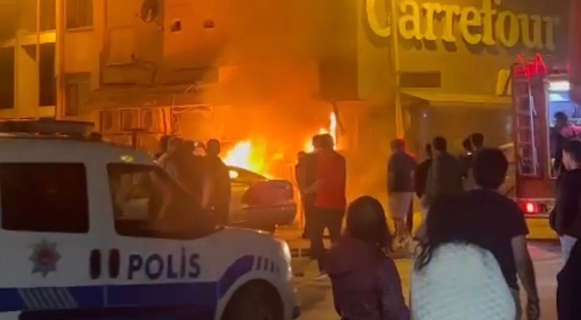 Alevler markete sıçramadan söndürüldü