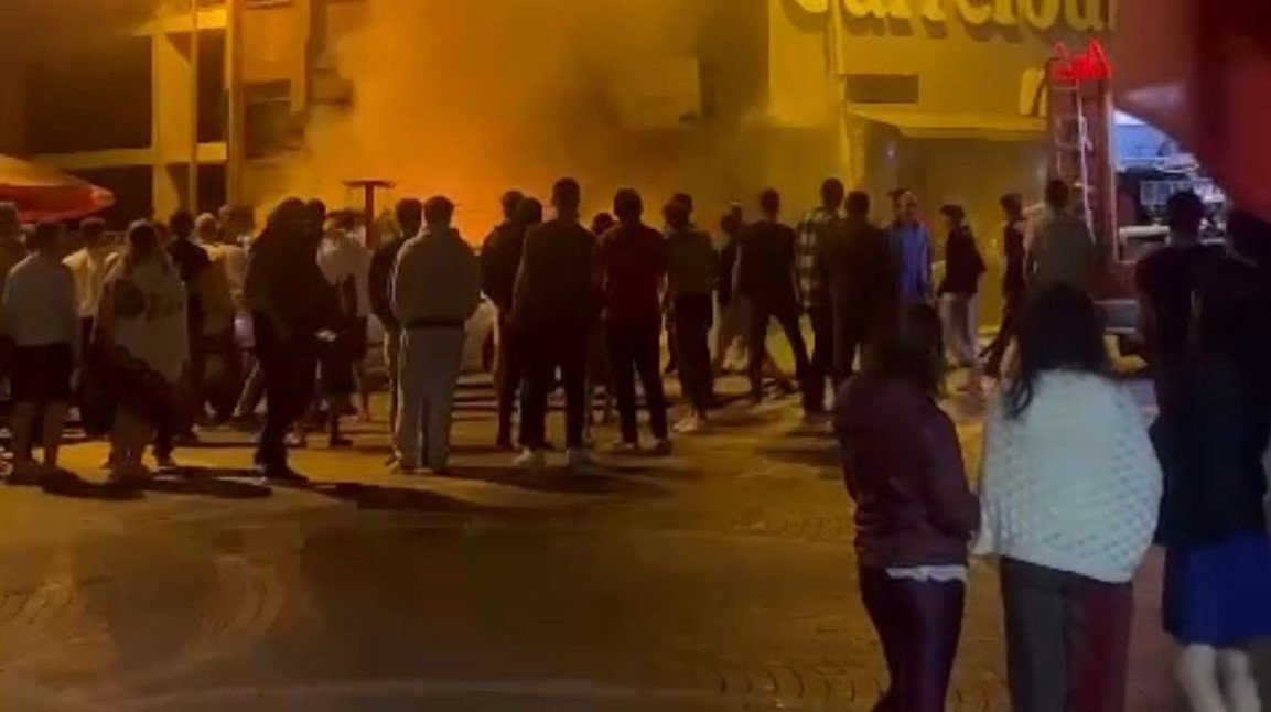 Alevler markete sıçramadan söndürüldü