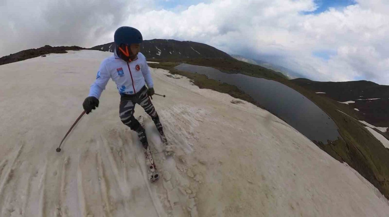 Temmuz ayında kayak yaparak gölün üzerinden geçti