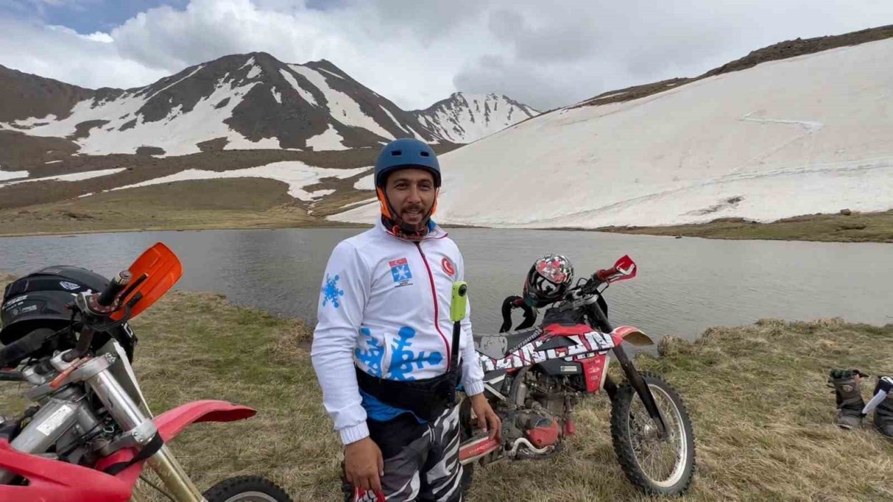 Temmuz ayında kayak yaparak gölün üzerinden geçti