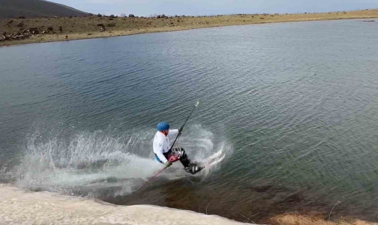 Temmuz ayında kayak yaparak gölün üzerinden geçti