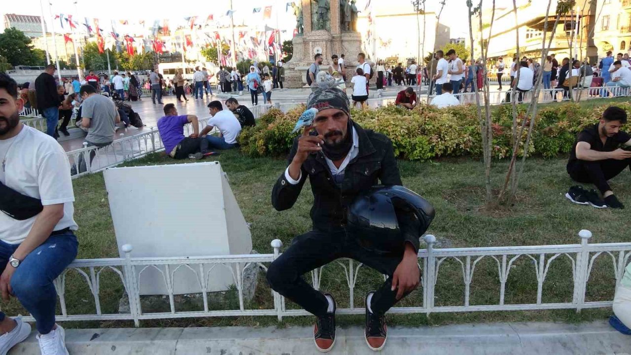 Başında gezdirdiği 3 muhabbet kuşuyla Taksim’de ilgi odağı oldu
