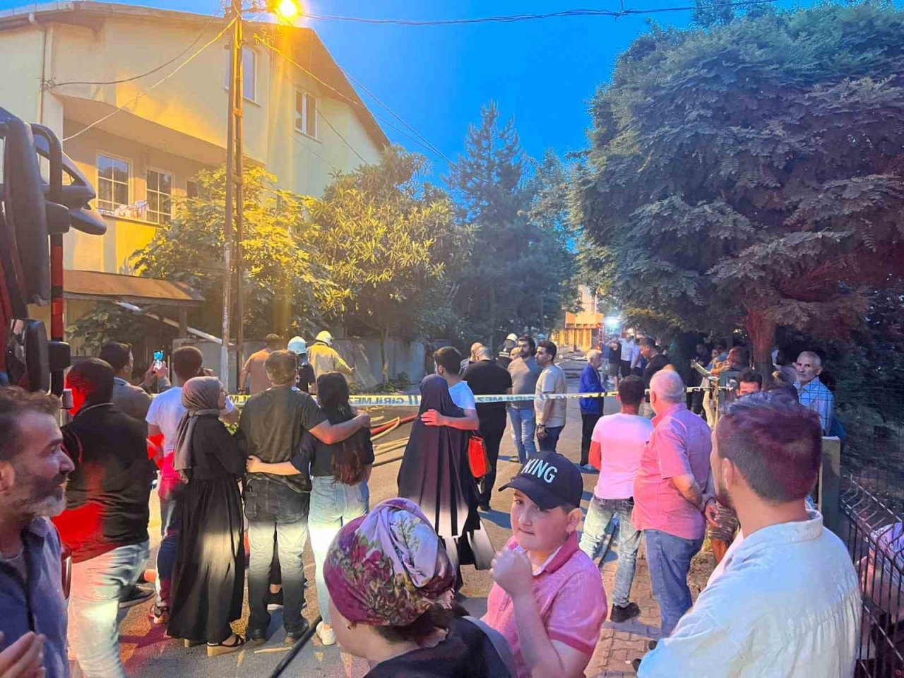 Sancaktepe’de 4 apartmanın çatısı alev alev yandı