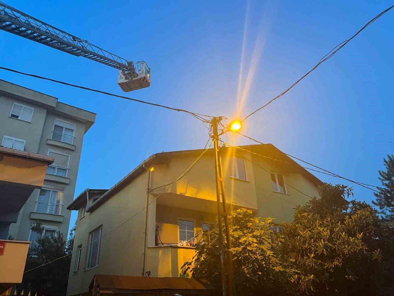 Sancaktepe’de 4 apartmanın çatısı alev alev yandı
