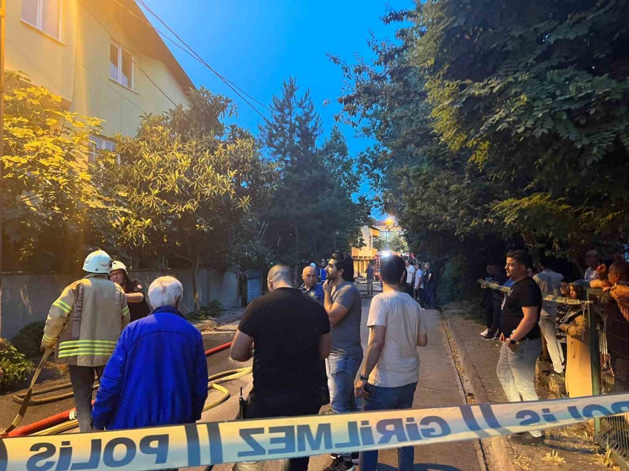 Sancaktepe’de 4 apartmanın çatısı alev alev yandı