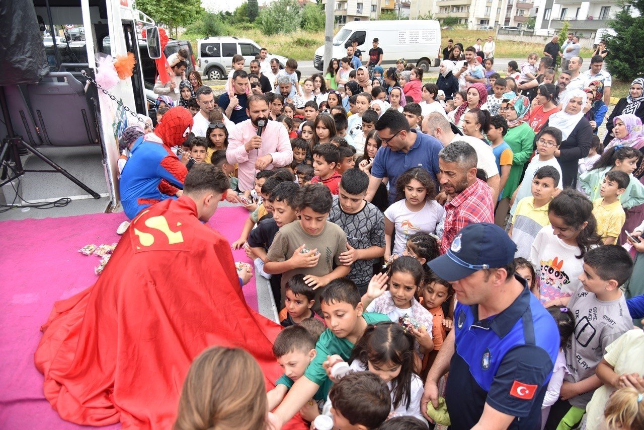 Çocuklar gönüllerince eğlendi