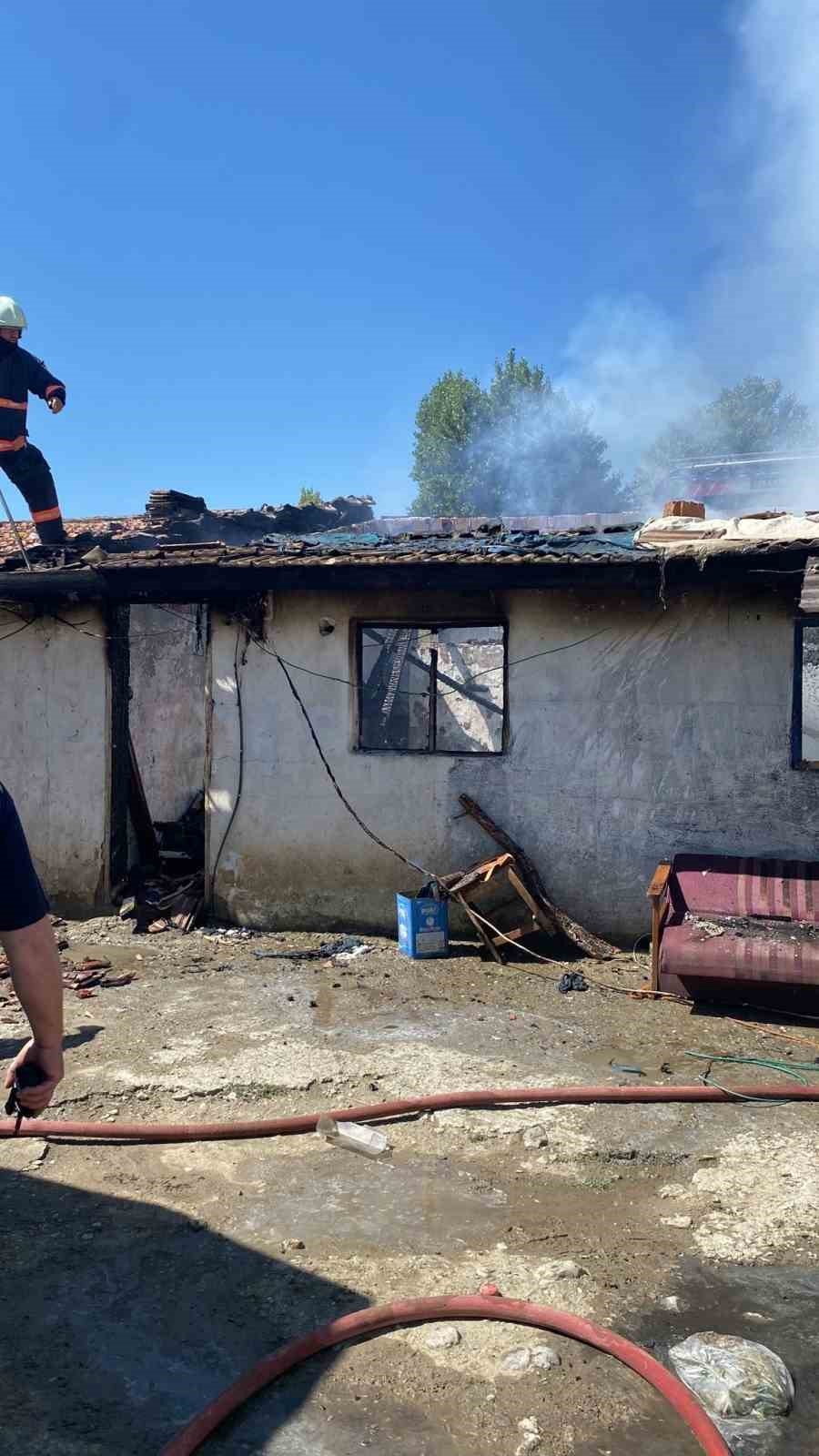 İşçilerin kaldığı teslim olan ev küle döndü